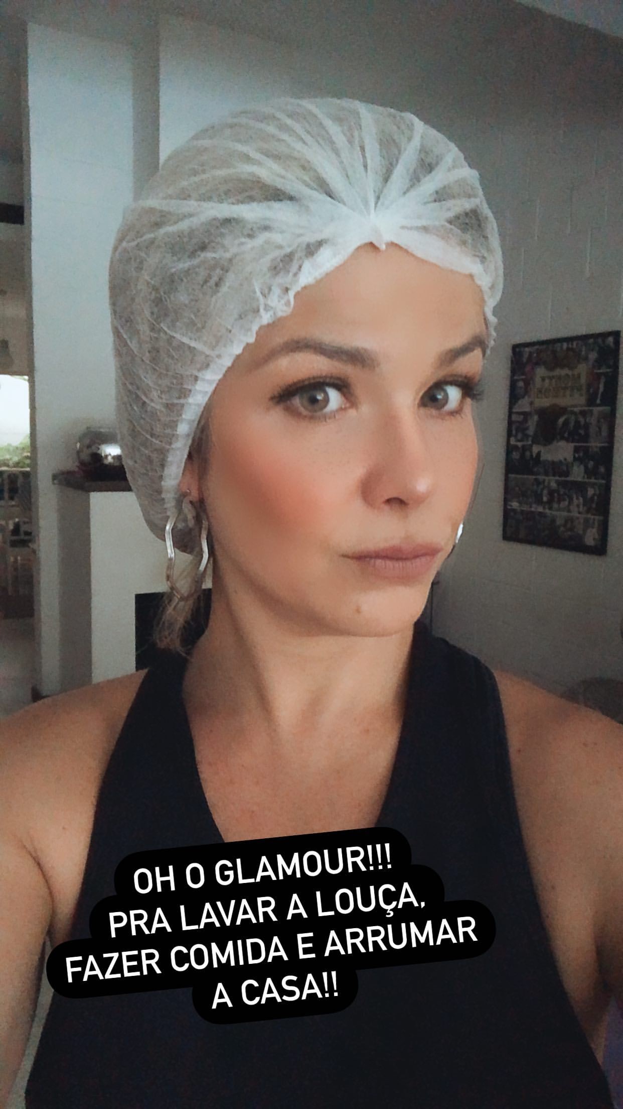 Samara Felippo protege cabelos para fazer atividades domésticas (Foto: Reprodução/Instagram)