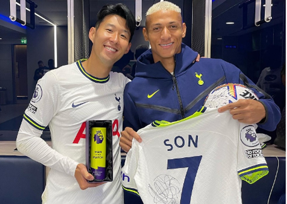 Son e Richarlison posam juntos no vestiário do Tottenham depois de o sul-coreano fazer três gols em jogo do campeonato inglês  — Foto: Reprodução/Instagram