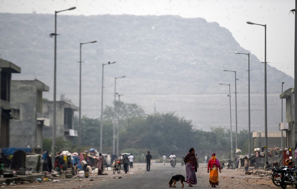 Montanha de lixo de Ghazipur prejudica a saúde dos moradores de Nova Délhi, na Índia, em imagem de 2019 — Foto: Money Sharma/AFP