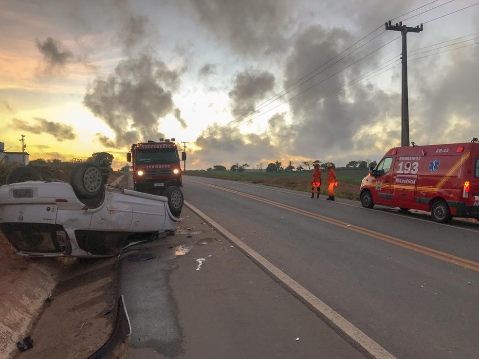 Carro capotado no Povoado Canastra, em Ibateguara, AL — Foto: Divulgação/Corpo de Bombeiros de Alagoas