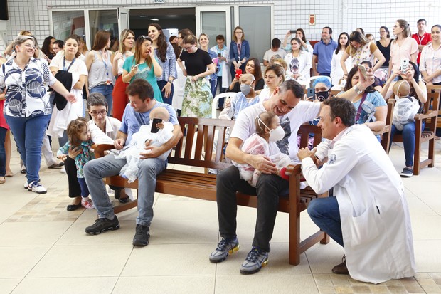 Show de Samuel Rosa no Instituto de Tratamento do Câncer Infantil (Foto: Marcelo Navarro/Divulgação)
