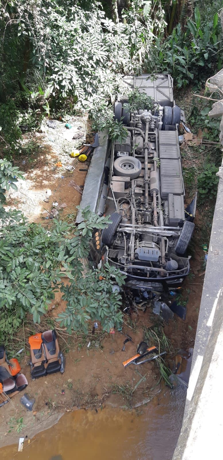 Ônibus cai em ponte em rodovia em Além Paraíba — Foto: Divulgação PRF