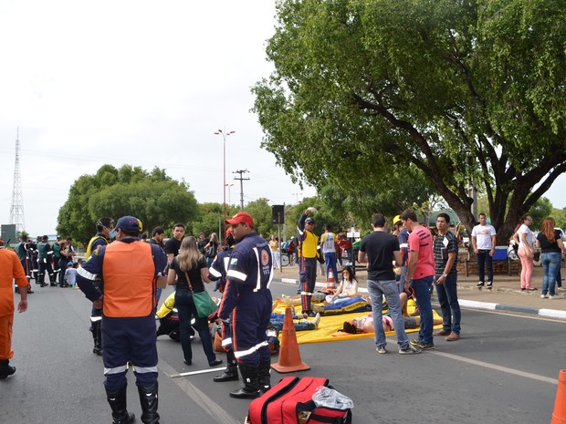 Ação envolveu socorristas do Samu, Resgate do Corpo de Bombeiros e demais agentes de instituições de salvamento (Foto: Neidiana Oliveira/G1)