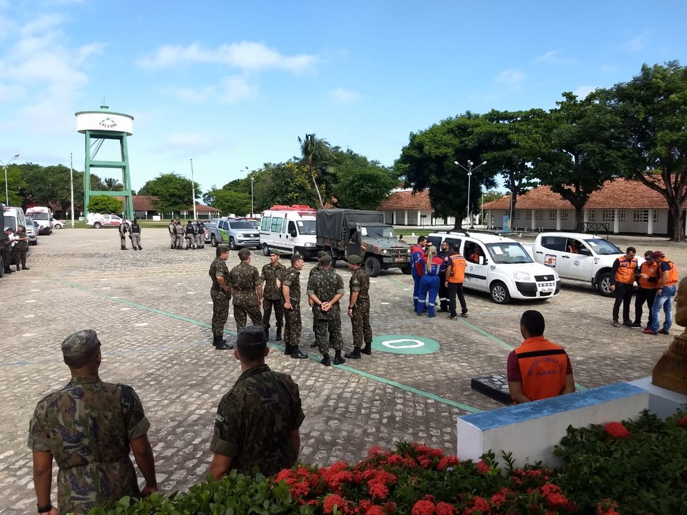 Equipes se prepararam para início do simulado de evacuação no bairro do Pinheiro, em Maceió — Foto: Derek Gustavo/G1 AL
