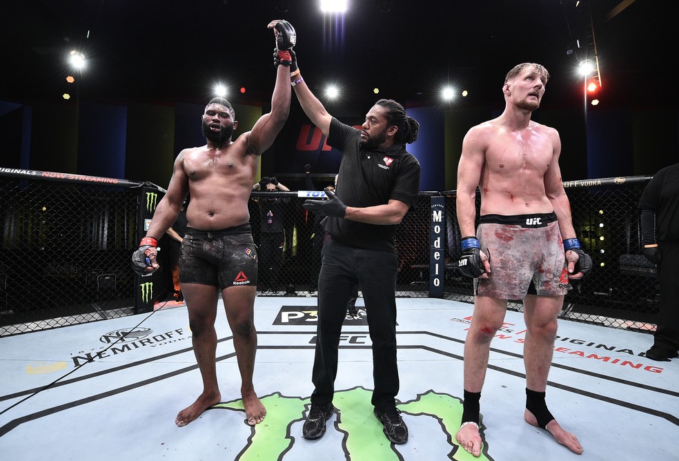 Curtis Blaydes venceu Alexander Volkov por decisão unânime (49-46, 48-47 e 48-46) — Foto: Getty Images