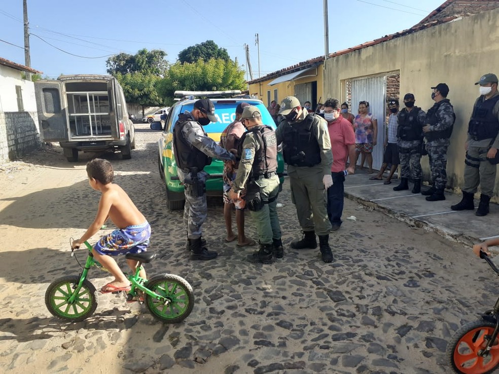 Momento em que um dos suspeitos é preso pela Polícia Militar — Foto: Luiz Gustavo /TV Clube