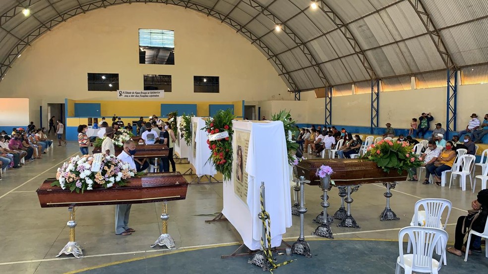 Quatro corpos das vítimas de acidente com ônibus em Minas Gerais foram velados no ginásio em Água Branca, Alagoas — Foto: Valmir Inácio/TV Gazeta