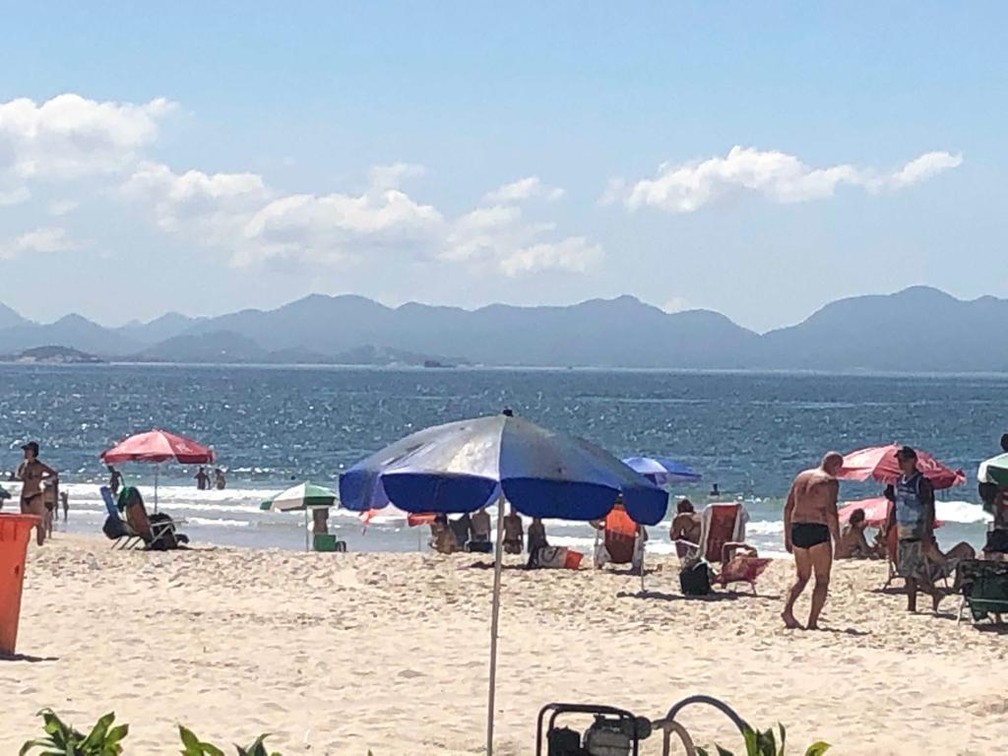 Praia de Copacabana tinha movimento atípico para um domingo de verão diante do alerta de coronavírus — Foto: Alba Valéria Mendonça/G1