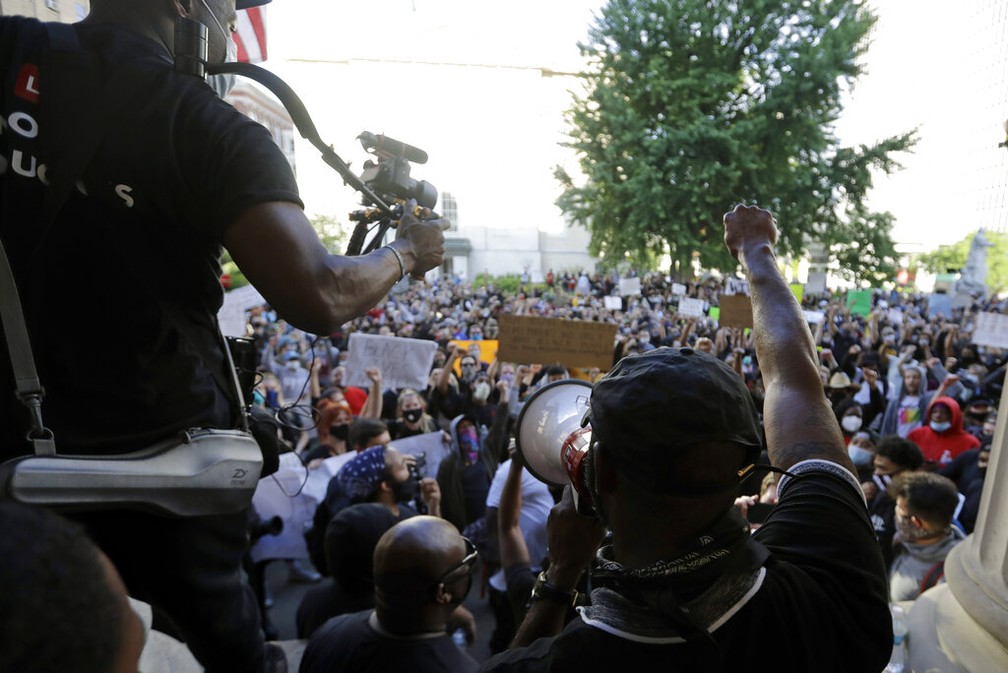 29 de maio – Manifestantes se reúnem para protestar contra a morte de George Floyd e Breonna Taylor, em Louisville, Kentucky; Taylor, uma mulher negra, foi morta a tiros pela polícia em sua casa em março — Foto: Darron Cummings/AP