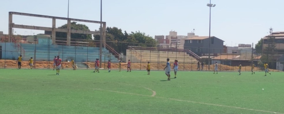 Aula de futebol do projeto  “Craque na Bola fica na Escola” — Foto: Divulgação