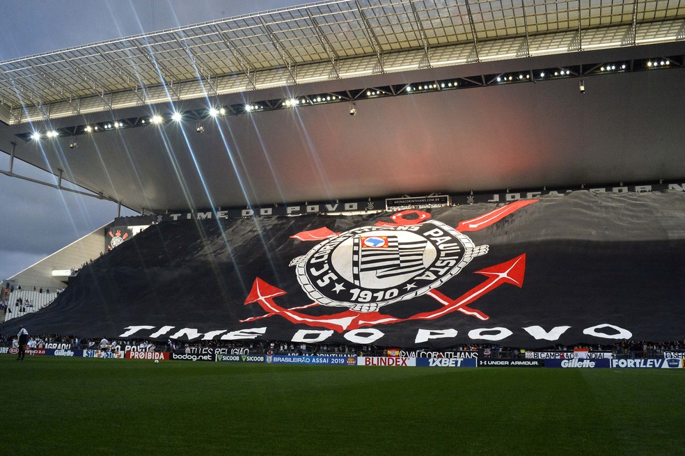 Bandeirão descartado pelo Corinthians em lixão é recuperado por organizada; entenda polêmica