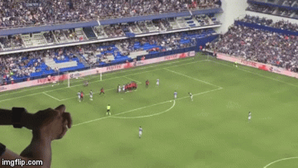 Cobran�a de falta do Emelec (Foto: REPRODU��O)