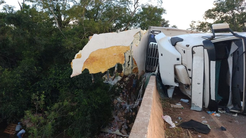 Motorista não ficou ferido após acidente na PR-567, em Cianorte — Foto: Diego Mendonça/RPC