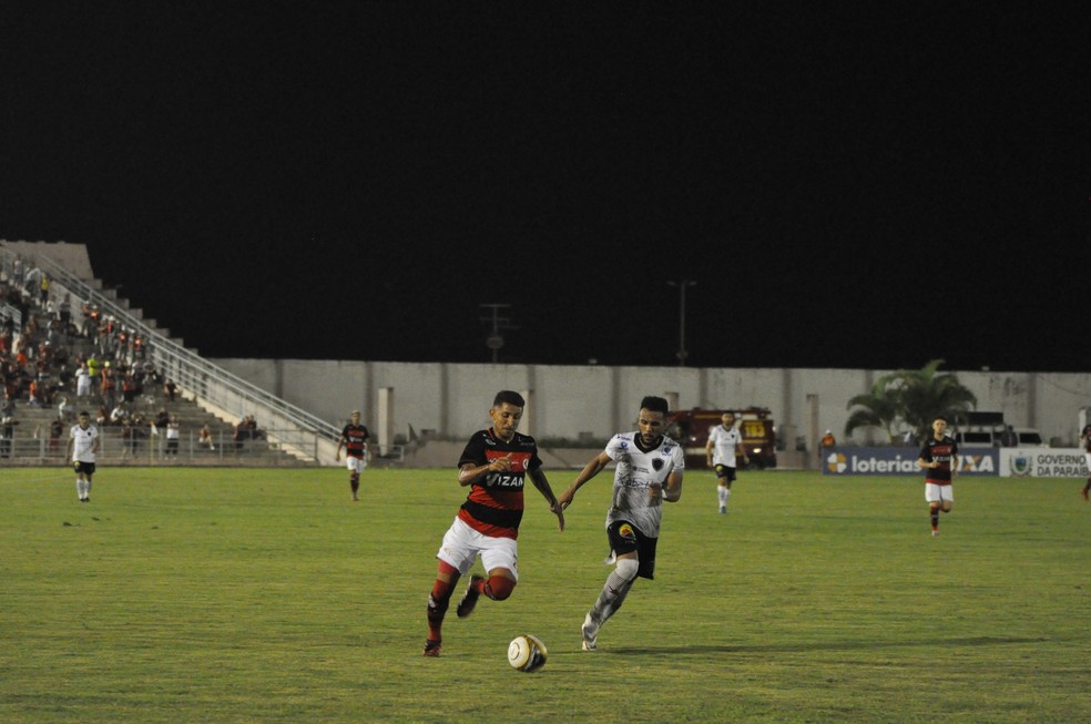 O Campinense venceu o Botafogo-PB por 1 a 0, no Amigo, na partida de ida da final do Paraibano (Foto: Pedro Alves/GloboEsporte.com)