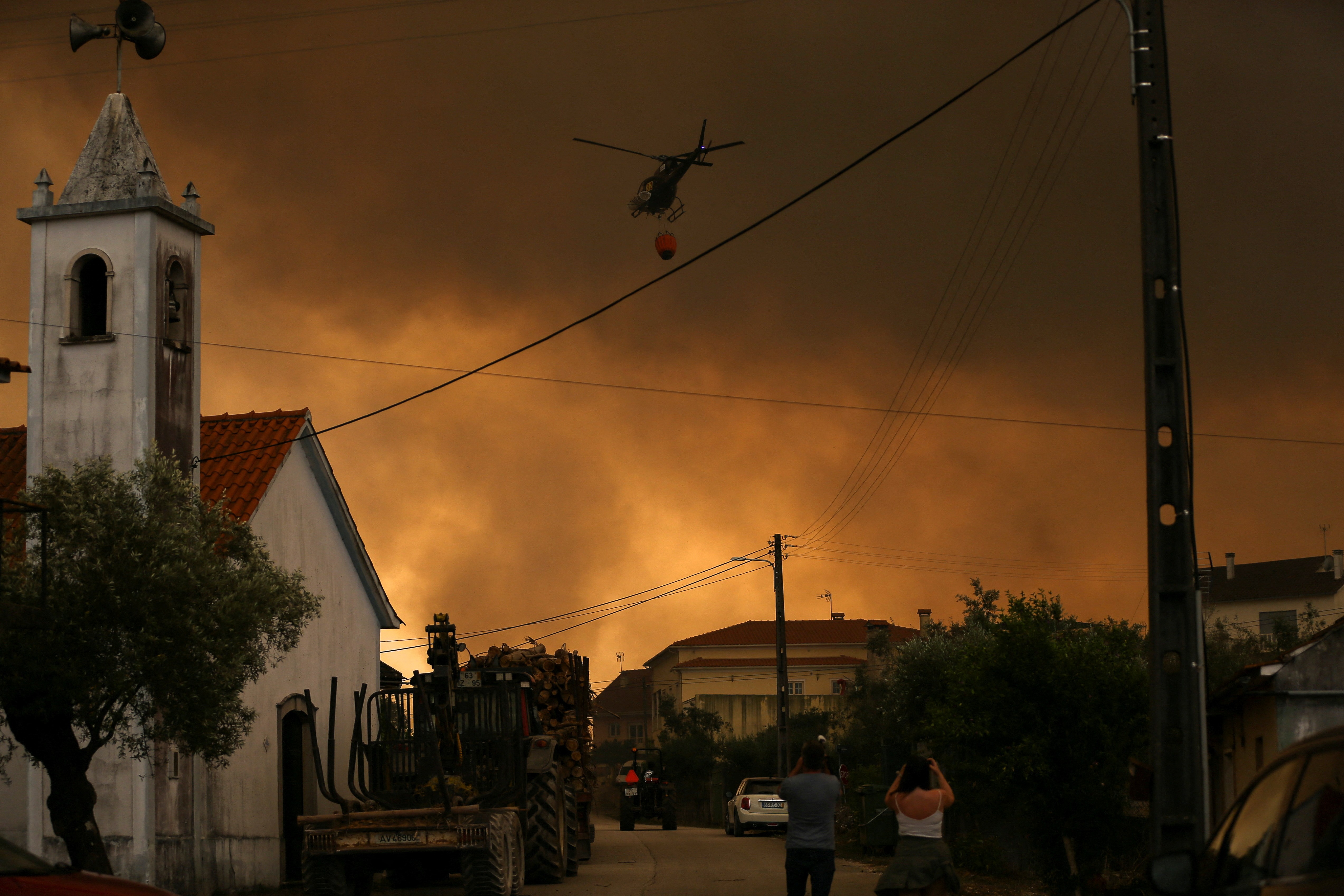 Onda de calor escaldante provoca incêndios florestais em Portugal
