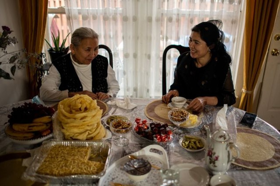 Tursunay Ziawudun em casa nos EUA com a dona do apartamento em que ela vive — Foto: Getty via BBC