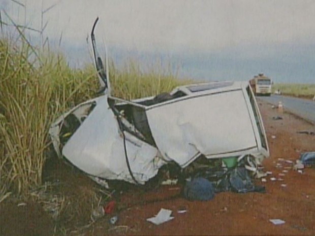 Fiat Uno onde a família viajava ficou completamente destruído no acidente em 2010, em São Joaquim da Barra, SP (Foto: Reprodução/EPTV)