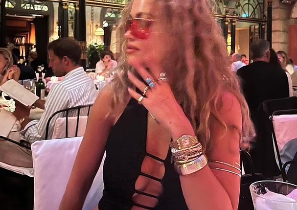 Rita Ora provocou especulações de casamento ao ser vista usando uma aliança de ouro no dedo anelar (Foto: Reprodução/ Instagram)
