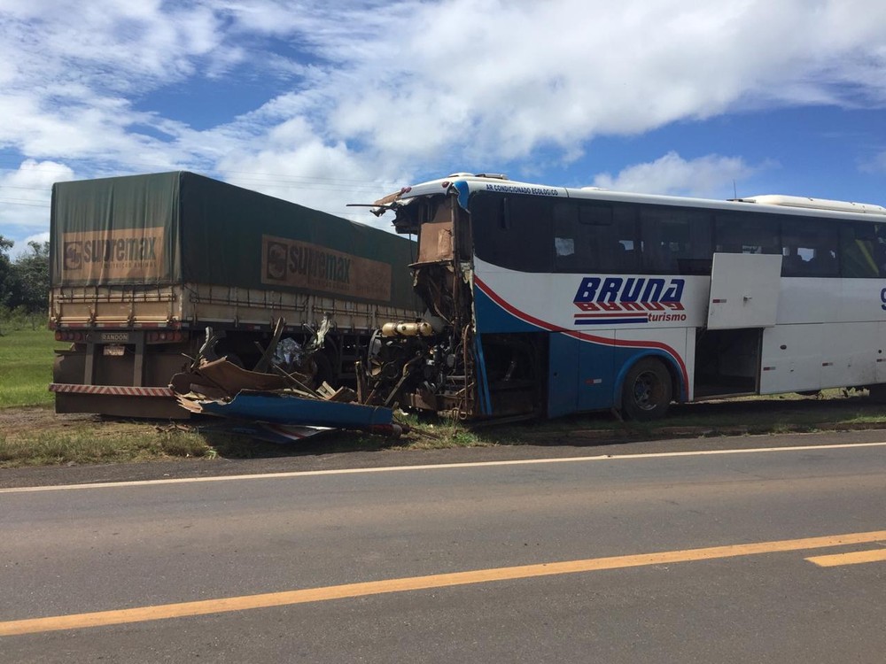 Caminhão colidiu com ônibus na BR-364 — Foto: Renato Barros/Rede Amazônica