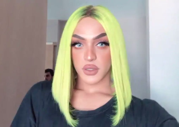 Pabllo Vittar surge a lá Kylie Jenner com peruca verde neon (Foto: Reprodução/Instagram)