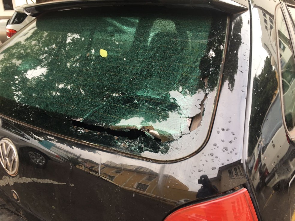 Carro danificado e abandonado no Parque Higien&oacute;polis foi apreendido pela Pol&iacute;cia Civil (Foto: Valmir Cust&oacute;dio/G1)