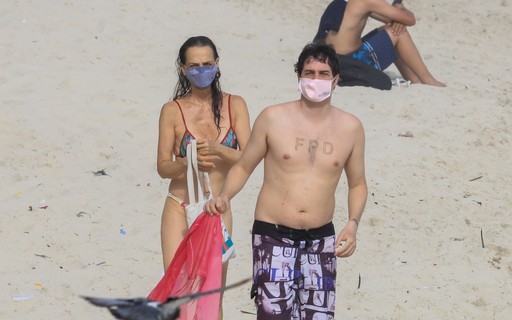 Felipe Dylon curte dia de praia com a mãe no Rio de Janeiro