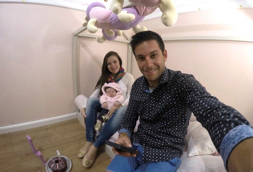 Foto do casal com a filha recém-nascida estava no cartão perdido — Foto: Anderson Ferreira/Arquivo Pessoal