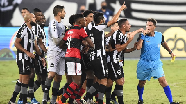 Jogadores do Botafogo discutem com o árbitro em clássico contra o Flamengo