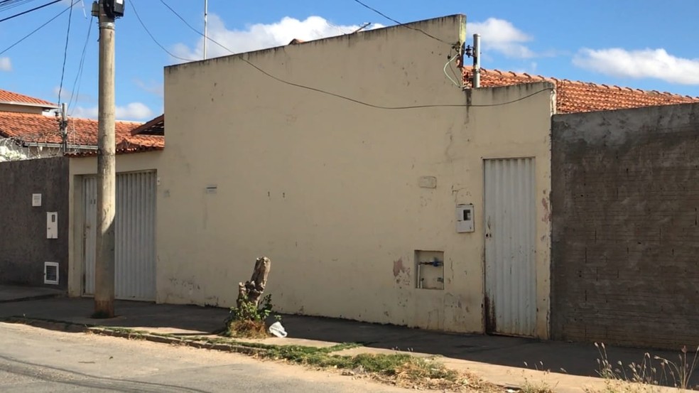 Crime foi no barracão onde o casal vivia no bairro Maracanã — Foto: Michelle Carvalho/ Inter TV