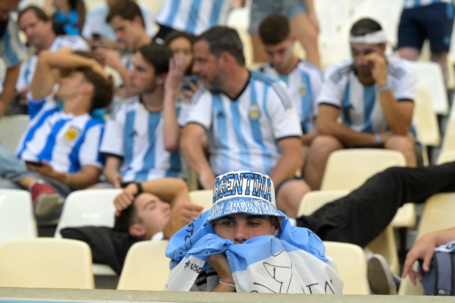 Desânimo. Torcedores argentinos na estreia contra a Arábia Saudita, em Lusail