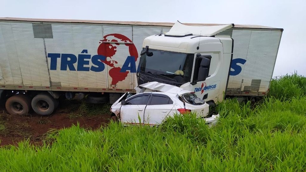 Ocupantes do carro morreram no local do acidente. — Foto: Reprodução/RedesSociais