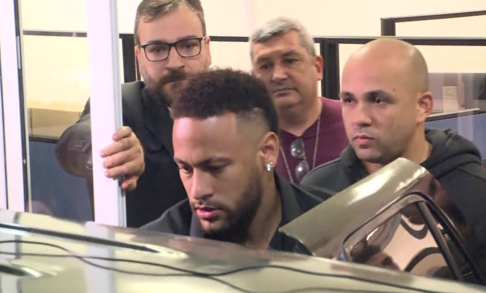 Neymar deixa a delegacia após depoimento — Foto: Reprodução/TV Globo