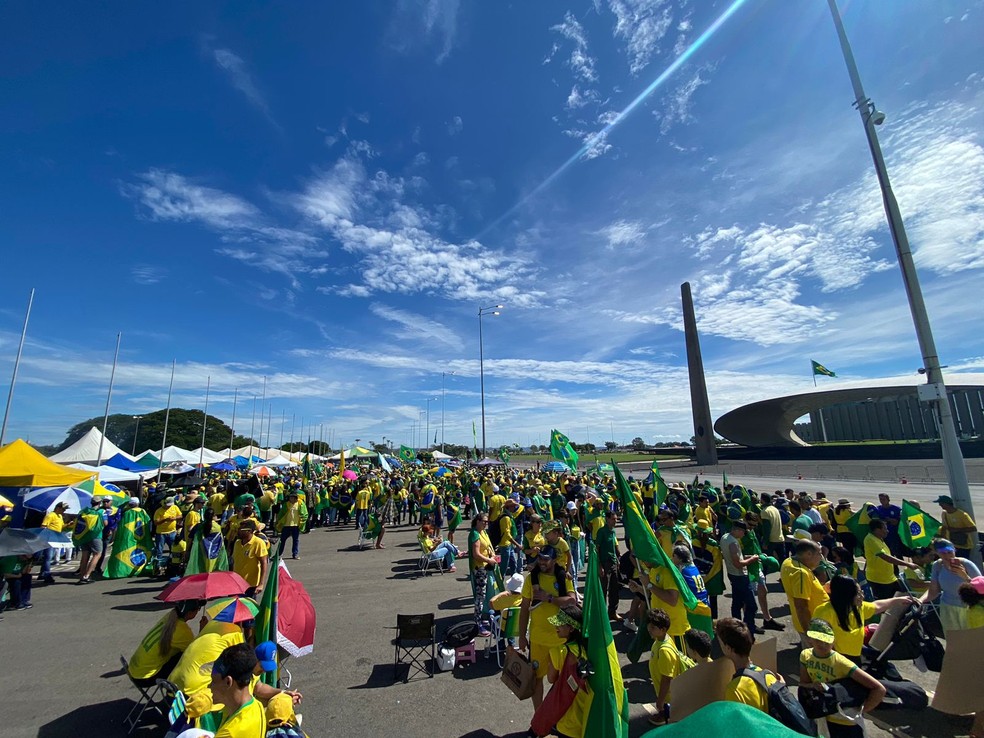 Manifestantes concentrados próximo ao QG do Exército, em Brasília — Foto: TV Globo/Reprodução