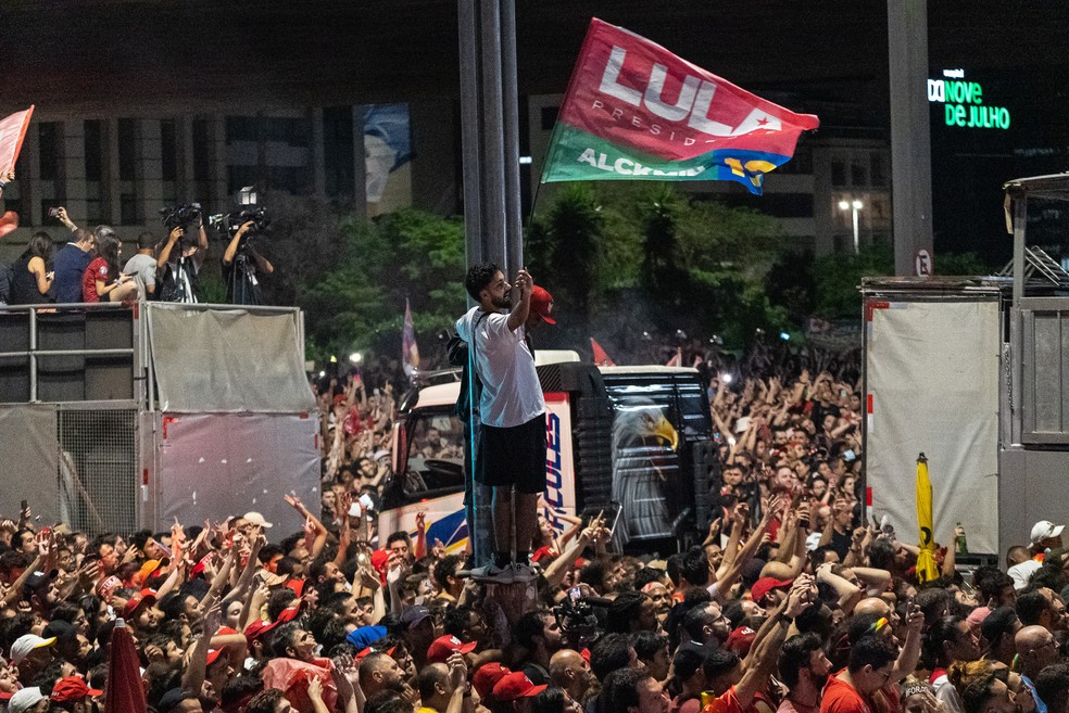 Apoiador sobe em poste da Avenida Paulista para ver discurso de Lula — Foto: Fábio Tito/g1