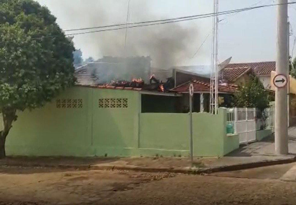 Parte do telhado foi atingida pela chamas; ninguém ficou ferido — Foto: Arquivo pessoal 