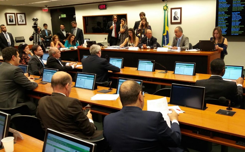 Deputados da comissão especial concluíram no início da tarde desta terça a votação da PEC da reforma política (Foto: Bernardo Caram)