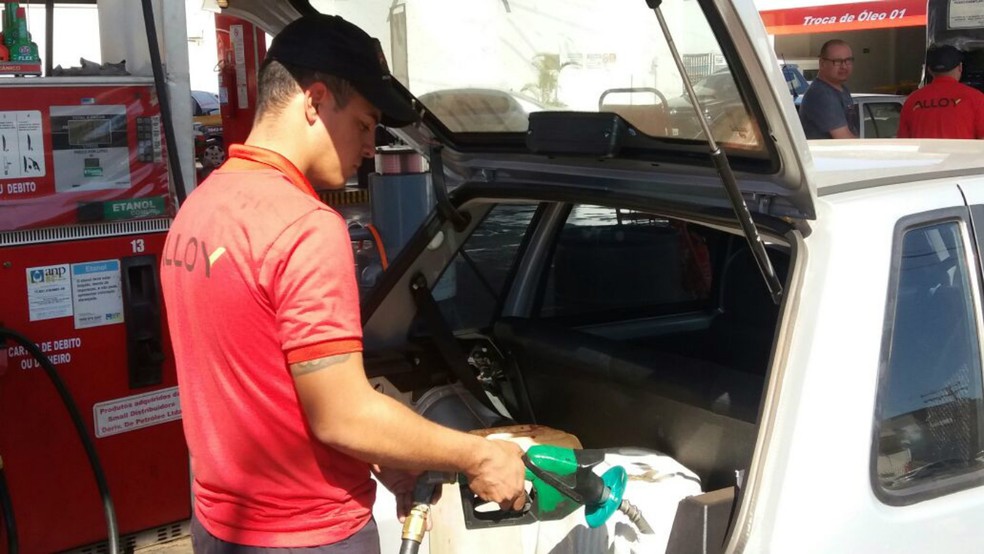 Consumidor está sendo orientado a não estocar combustível em galões  (Foto: Anderson Viegas/G1 MS)