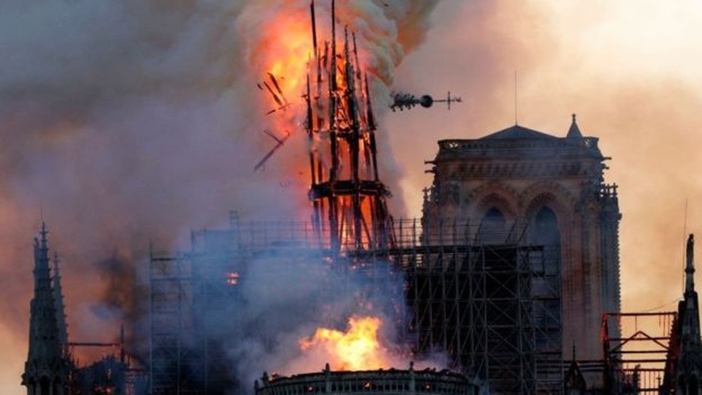 A torre central da catedral de Notre Dame despencou durante o incêndio — Foto: Getty