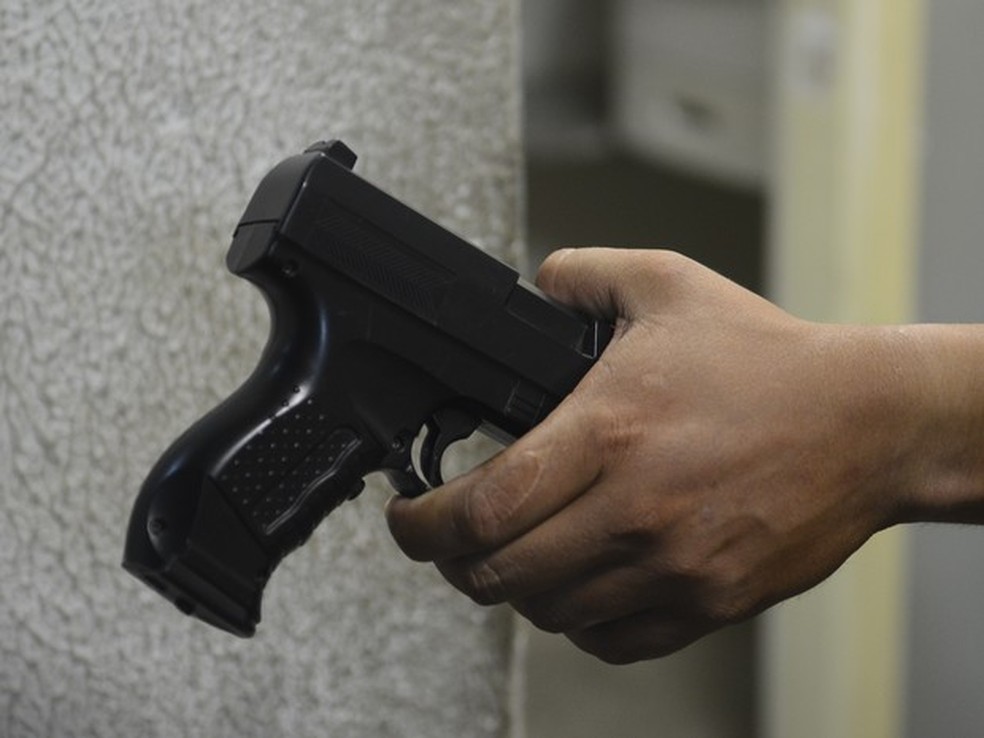 Arma de brinquedo usada para assaltar adolescentes próximo a um shopping em Campo Grande, no Espírito Santo (Foto: Vitor Jubini/Arquivo/ A Gazeta)