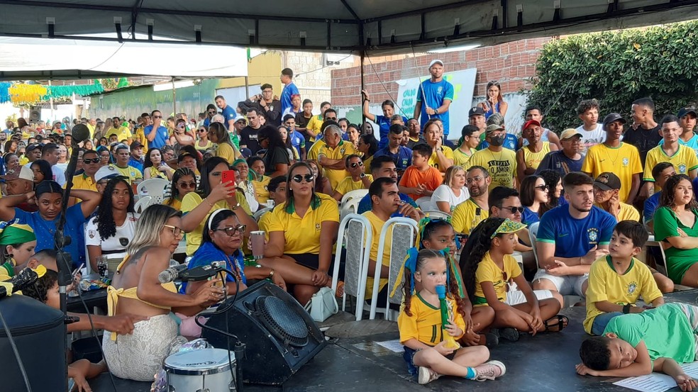 'Rua da Copa' na Grande Natal faz festa para acompanhar vitória do Brasil — Foto: Sérgio Henrique Santos/Inter TV Cabugi
