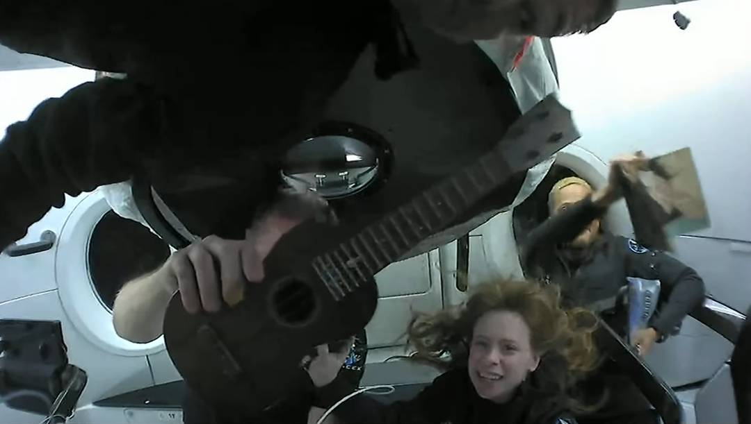 Chris Sembroski mostrou ukulele que será leiloado após a viagem.