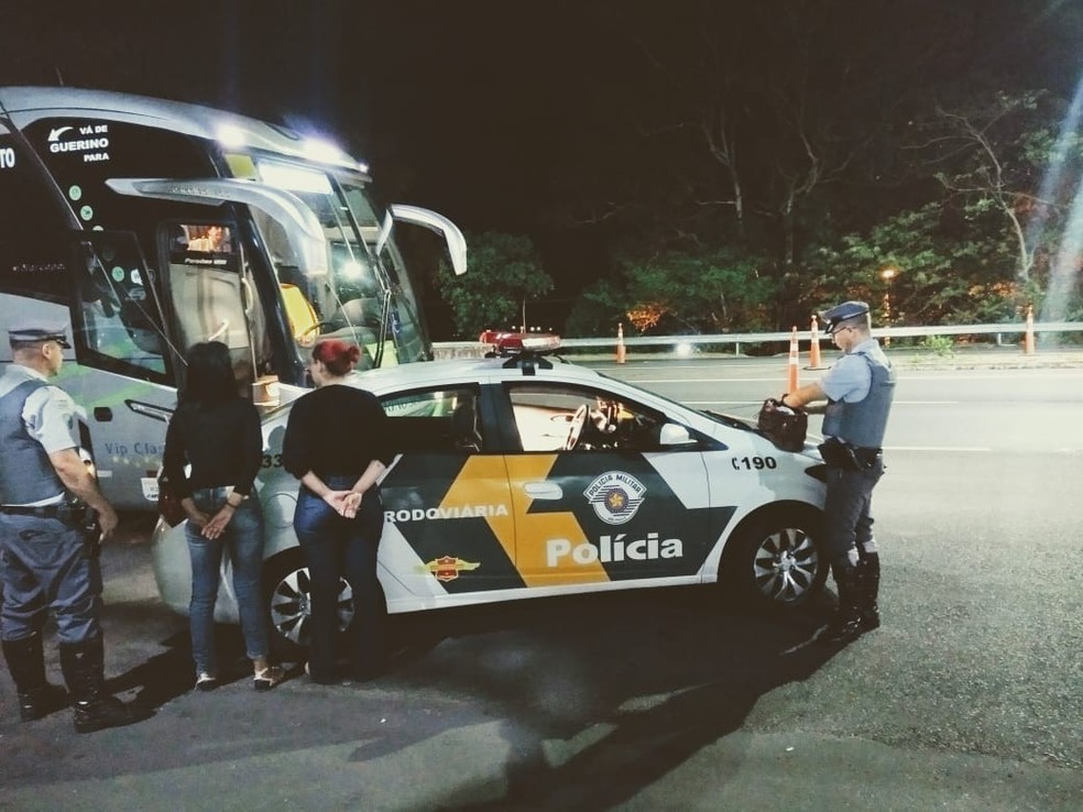 Equipe fazia fiscalização na rodovia quando abordou ônibus e suspeitou de passageiras que estavam dormindo  — Foto: Polícia Rodoviária/Divulgação