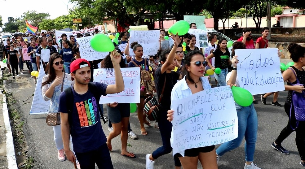 Estudantes fizeram uma passeata em protesto contra o bloqueio de recursos da educação em Parnaíba- PI — Foto: Kairo Amaral/ TV Clube