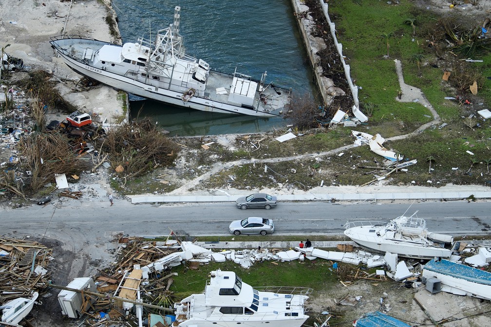 05/09 - Foto aérea mostra destruição causada pelo furacão Dorian em Marsh Harbour, nas Bahamas — Foto: Brendan Smialowski/AFP