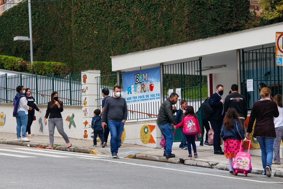 Pais e alunos na entrada de escola em São Paulo, em foto de 2021.  — Foto: CESAR CONVENTI/FOTOARENA/ESTADÃO CONTEÚDO