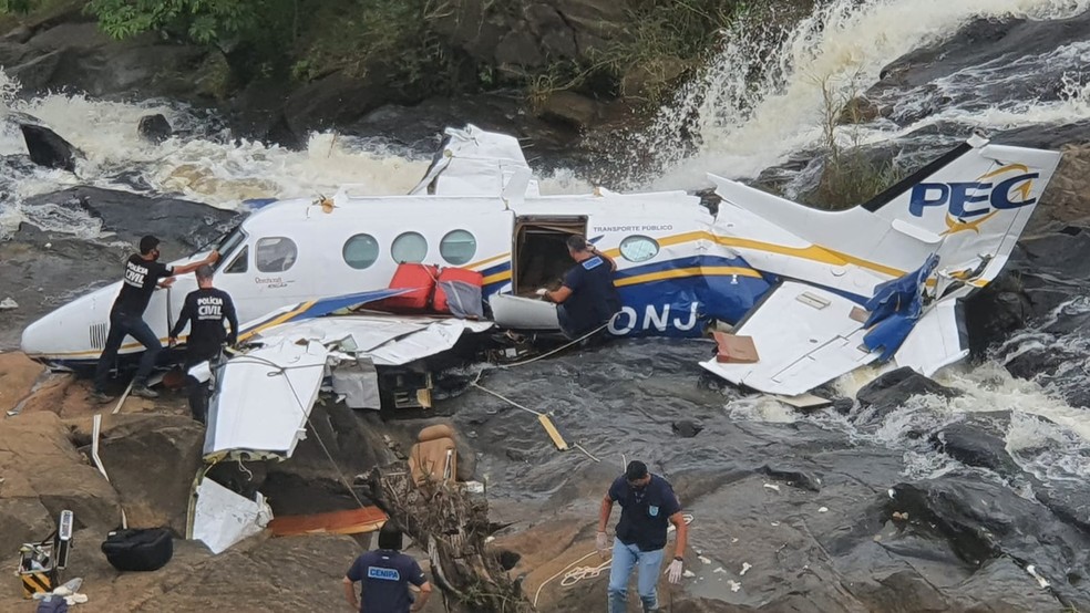 Peritos da Cenipa e da Polícia Civil trabalham nos destroços para descobrir as causas do acidente aéreo em Caratinga, Minas Gerais — Foto: g1