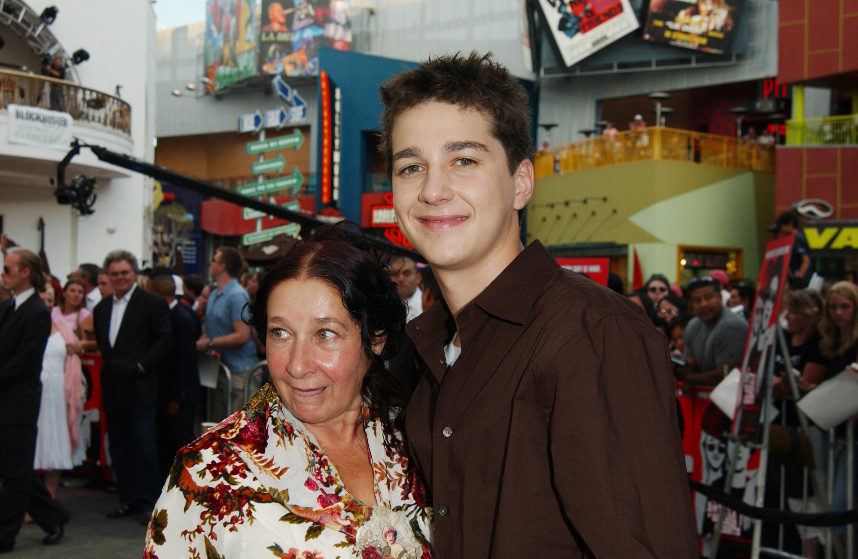 O ator Shia LaBeouf com a mãe em foto de 2003 (Foto: Getty Images)