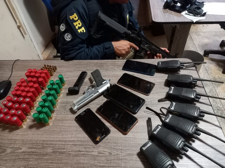 PRF apreende arma, munições e placas do DNIT roubadas, em Dom Eliseu, no Pará