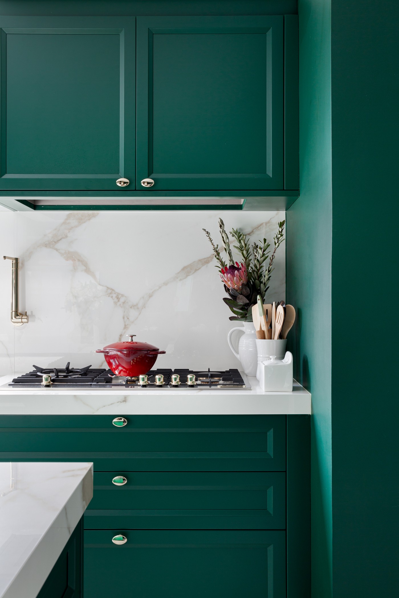 Décor do dia: cozinha integrada à lavanderia tem marcenaria verde como protagonista (Foto: Fellipe Lima)