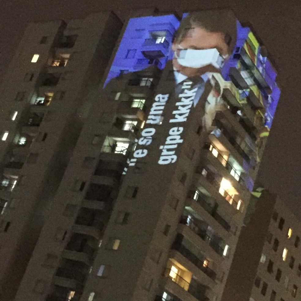 Projeção contra o Jair Bolsonaro em prédio em Santa Cecília na noite desta quarta-feira (18) durante pronunciamento do presidente no Palácio do Planalto — Foto: Arquivo pessoal